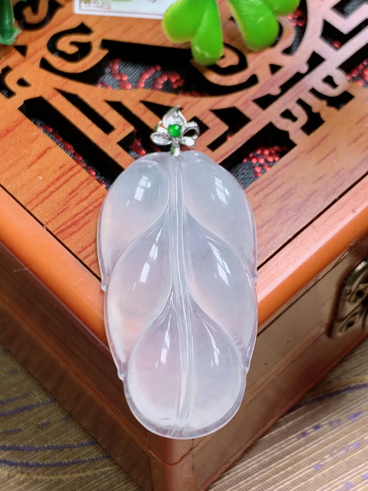 精品推荐，缅甸天然A货翡翠，18K金扣镶嵌冰种叶子吊坠，种水好，颜色鲜艳，玉质水润细腻，工艺精湛，佩戴效果更佳。
