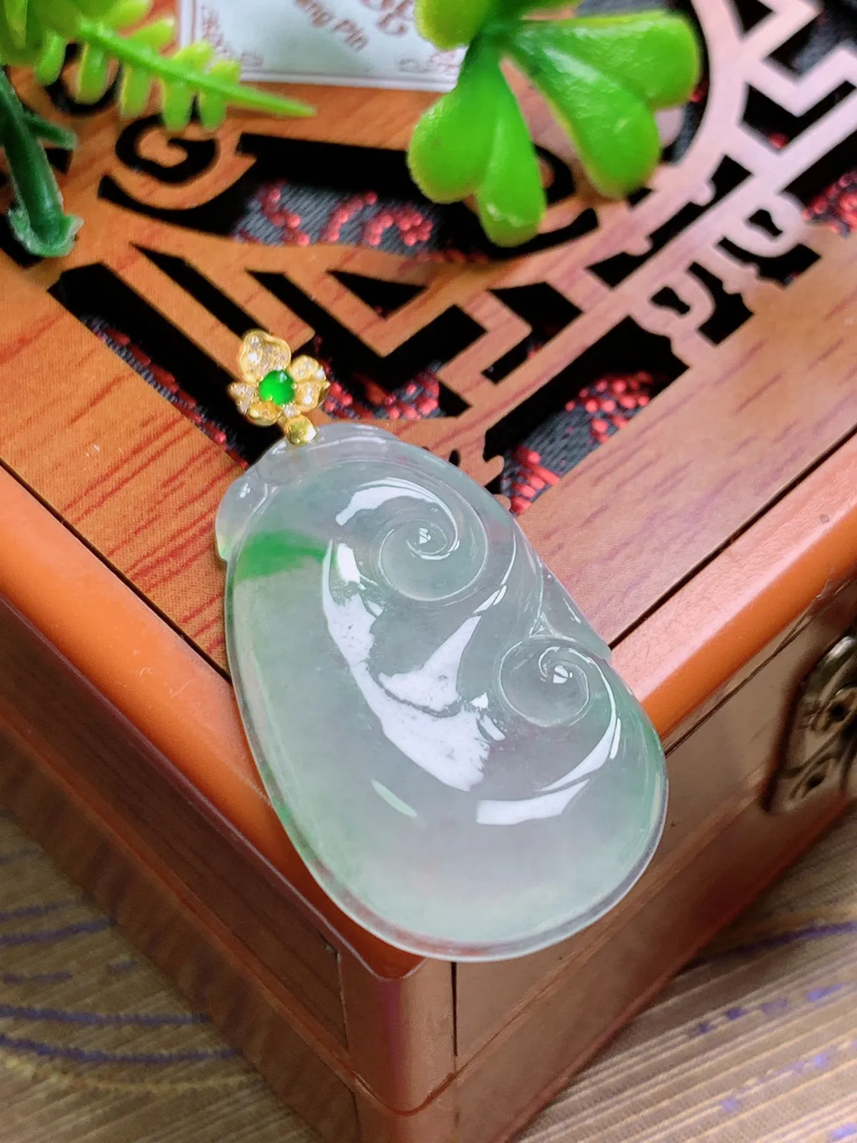 精品推荐，缅甸天然A货翡翠，18K金扣镶嵌冰种飘绿花如意吊坠，种水好，颜色鲜艳，玉质水润细腻，工艺精