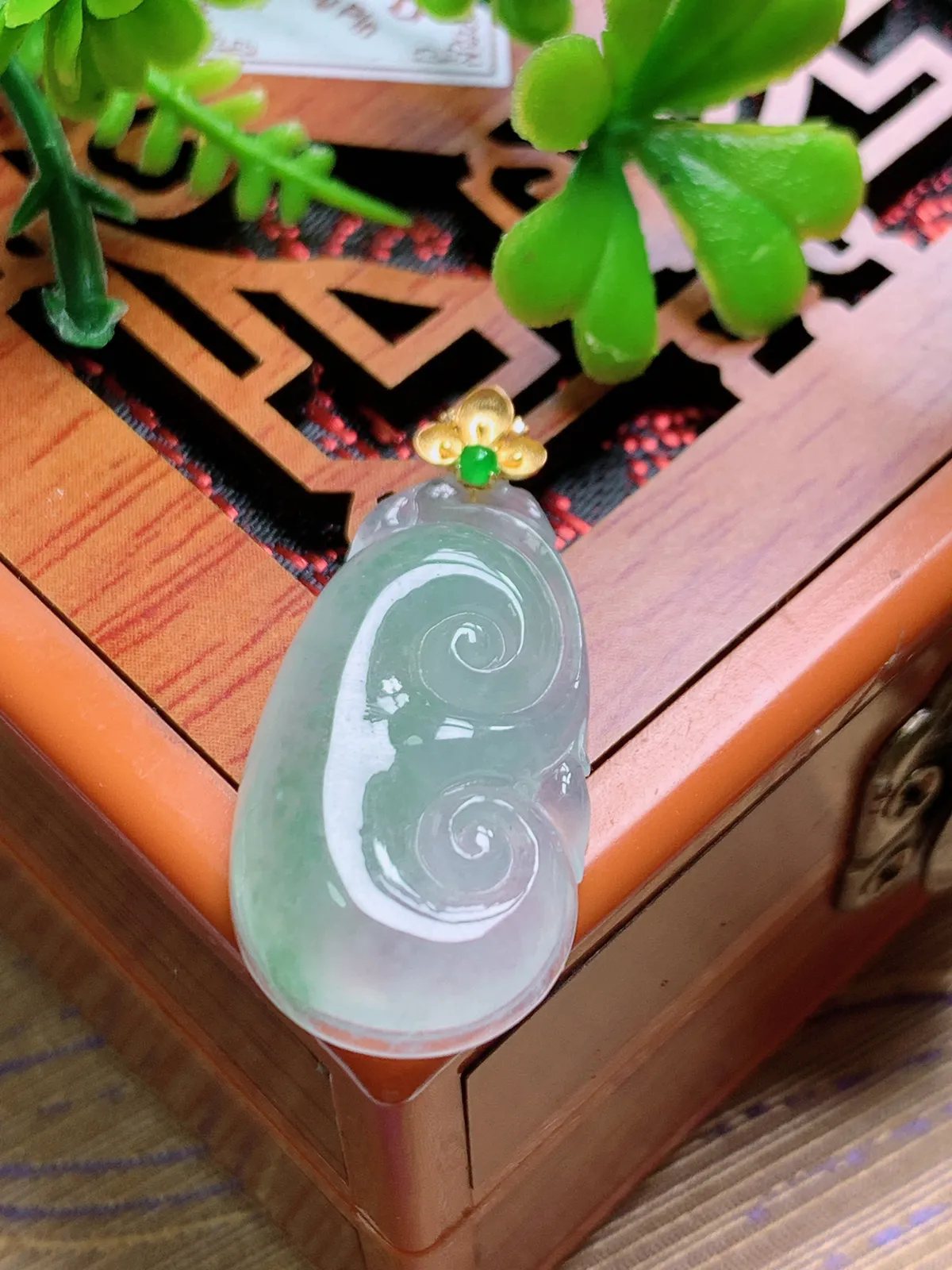 精品推荐，缅甸天然A货翡翠，18K金扣镶嵌冰种飘绿花如意吊坠，种水好，颜色鲜艳，玉质水润细腻，工艺精湛，佩戴效果更佳。