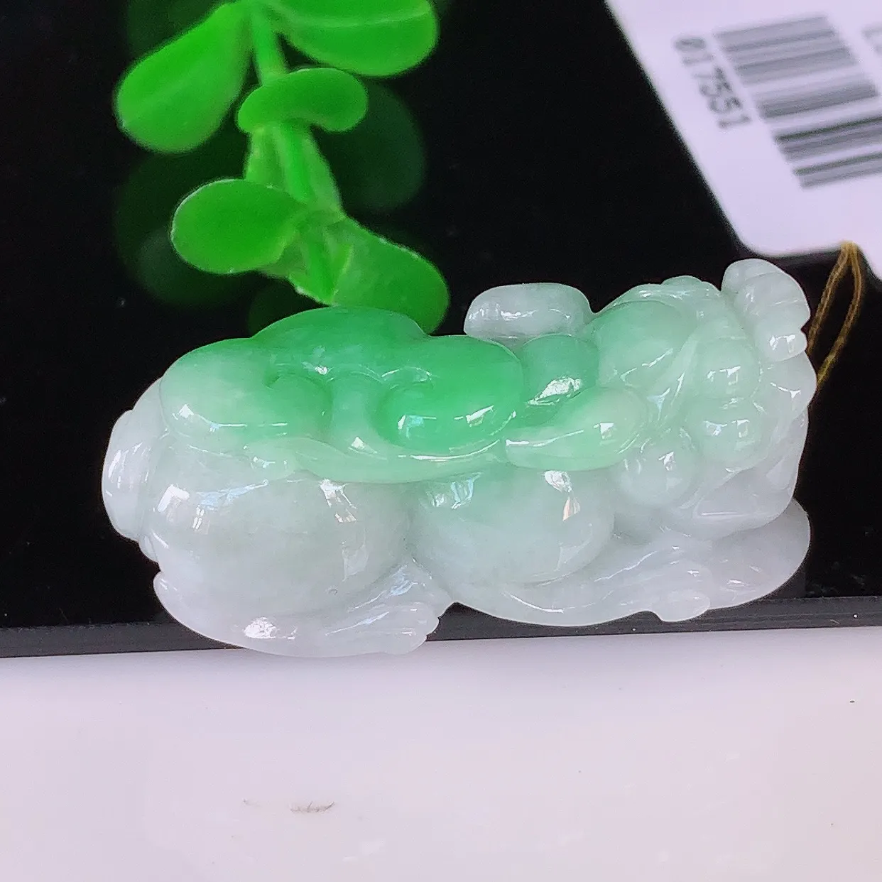 自然光实拍，冰润冰糯种飘阳绿翡翠招财貔貅吊坠，民间有“一摸貔貅运程旺盛，再摸貔貅财运滚滚，三摸貔貅平步青云 ”的美好祝愿。#35.21