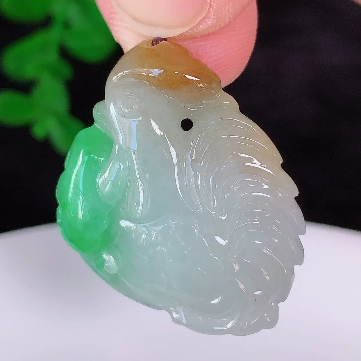 自然光实拍，冰润冰糯种双彩黄加绿翡翠生肖鸡吊坠，闻鸡起舞，种老水足，翠色灵动，寓意美好，佩戴时尚出众！#87.21