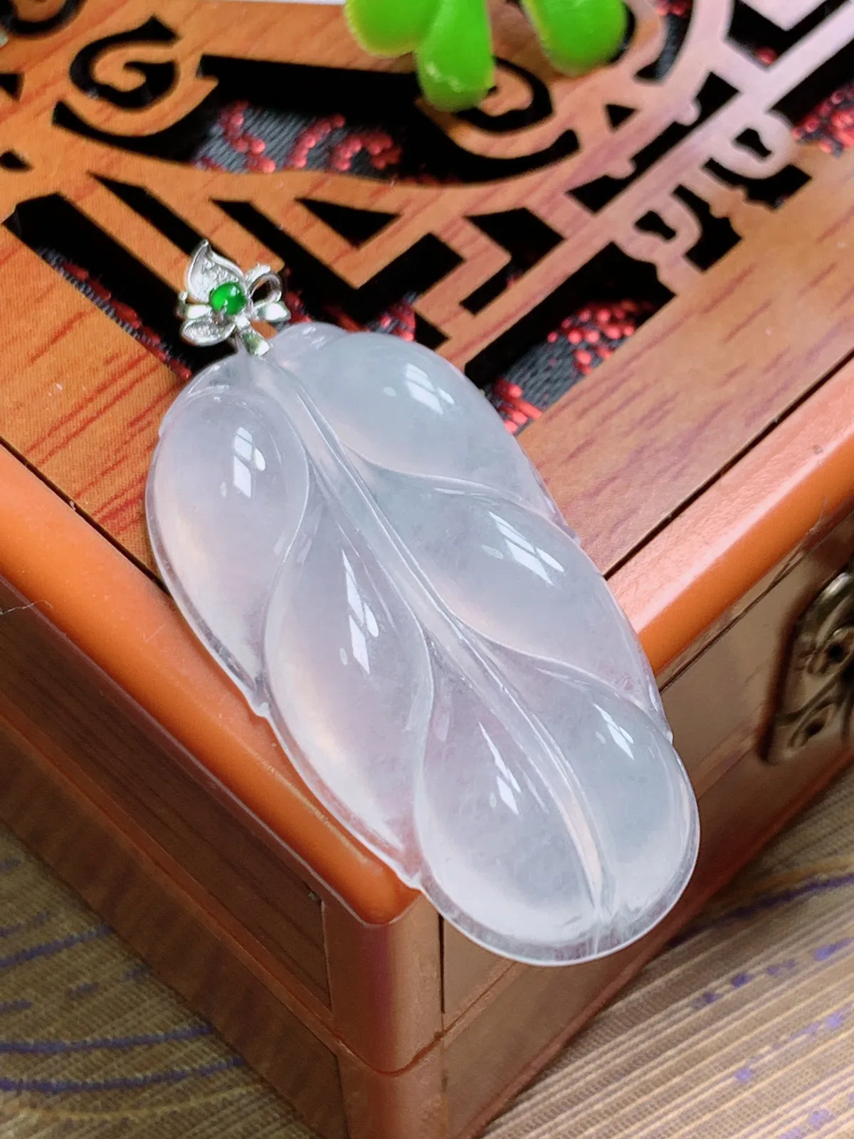 精品推荐，缅甸天然A货翡翠，18K金扣镶嵌冰种叶子吊坠，种水好，颜色鲜艳，玉质水润细腻，工艺精湛，佩