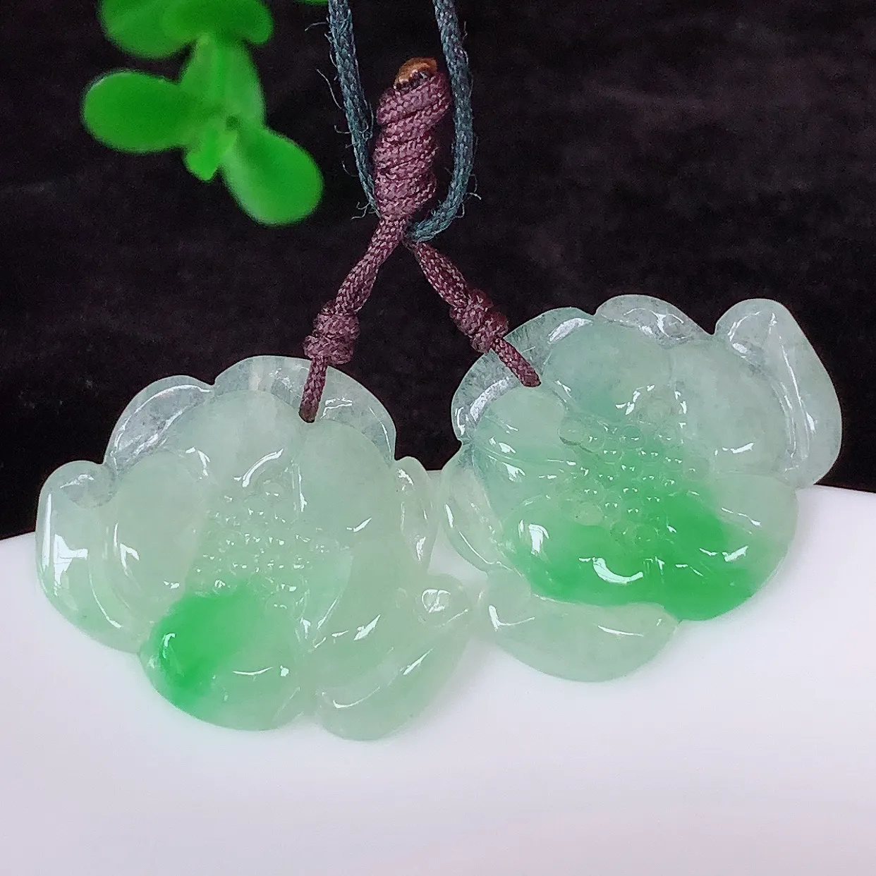 自然光实拍，冰润冰飘阳绿翡翠莲花吊坠，种老水足，翠色灵动，寓意美好，佩戴时尚出众！#41.21