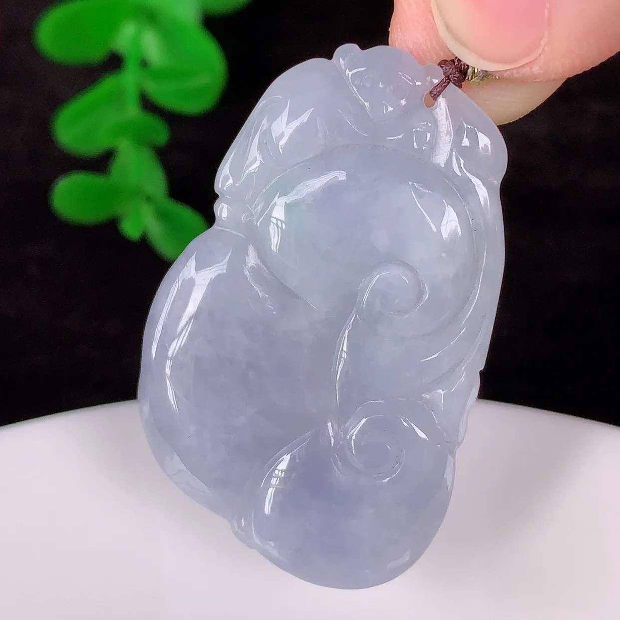 自然光实拍，冰糯种紫罗兰翡翠如意吊坠，翡翠如意，上身效果非常美，饱满大气，工艺美，万事如意，如意一生