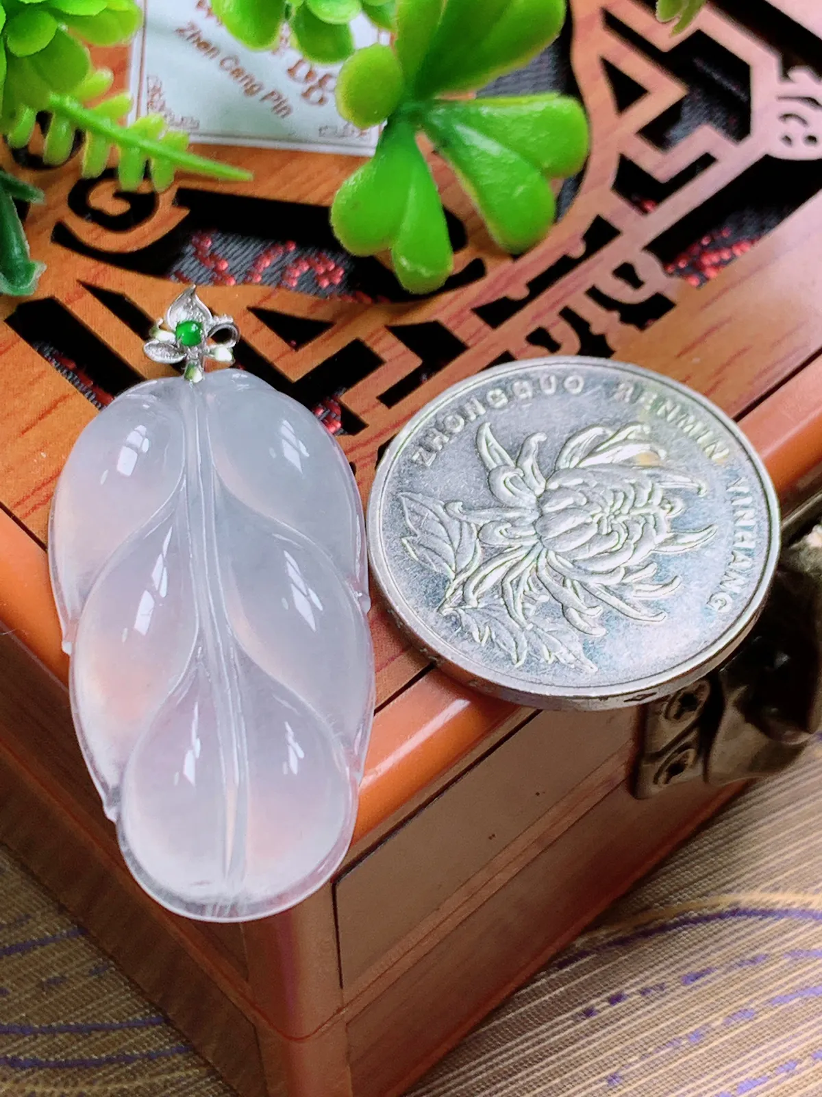 精品推荐，缅甸天然A货翡翠，18K金扣镶嵌冰种叶子吊坠，种水好，颜色鲜艳，玉质水润细腻，工艺精湛，佩戴效果更佳。