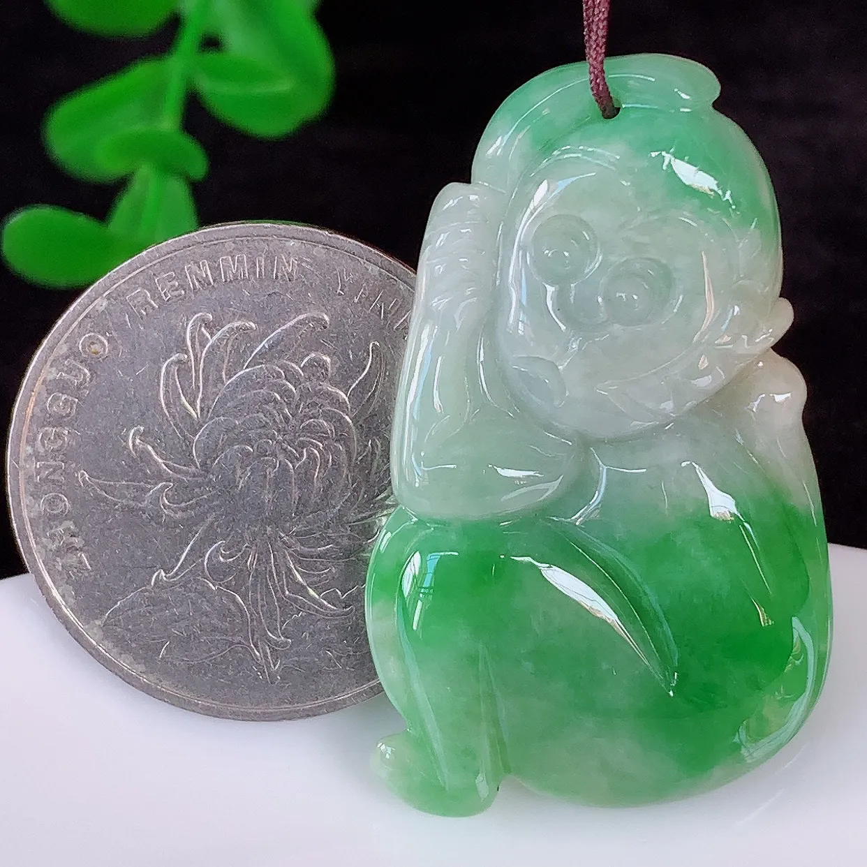 自然光实拍，冰润冰糯种飘阳绿翡翠生肖猴子吊坠，种老水足，翠色灵动，寓意美好，佩戴时尚出众！#87.21