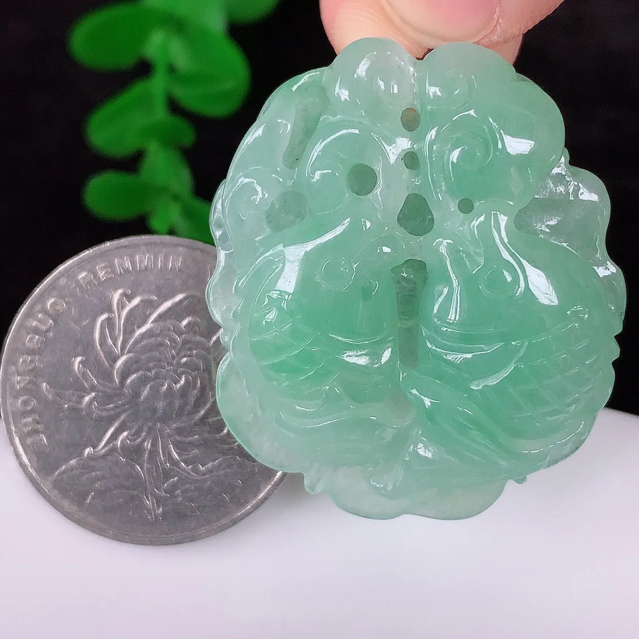 自然光实拍，冰润冰糯种飘绿翡翠年年有余，自由自在玉吊坠，寓意财源广进，雕工婉约，栩栩如生，佩戴优雅迷人！#51.21