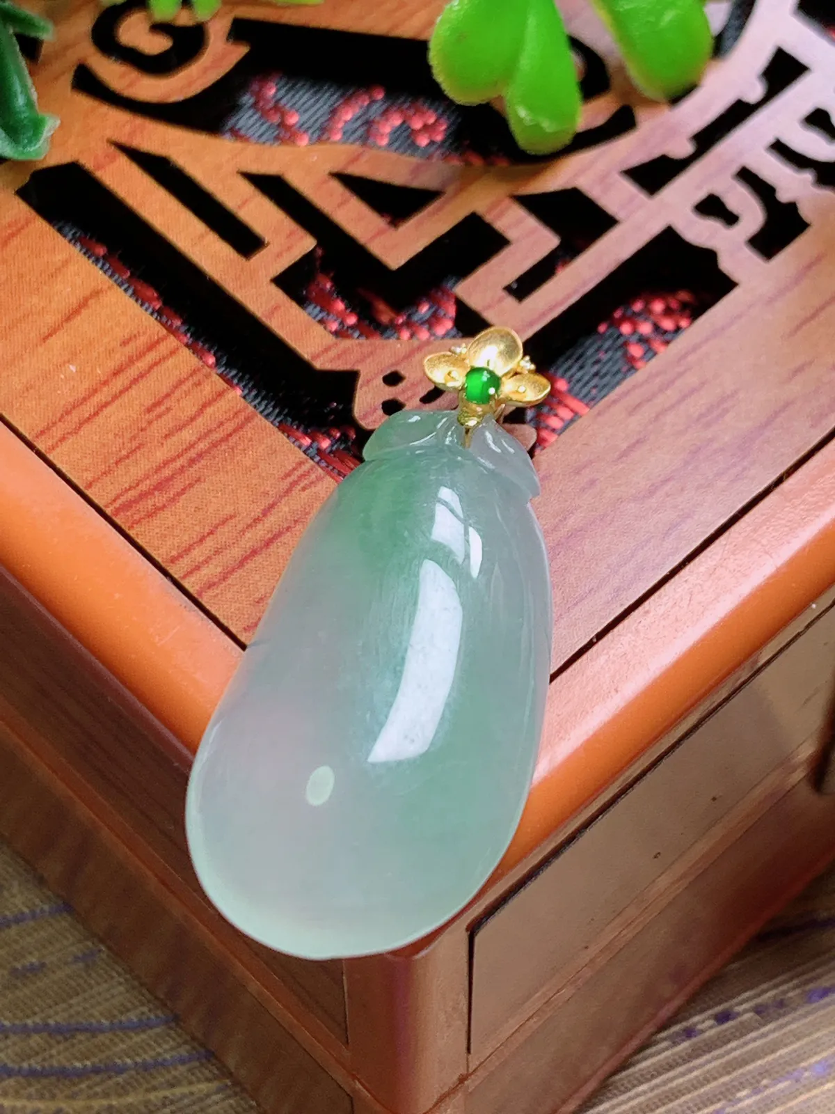 精品推荐，缅甸天然A货翡翠，18K金扣镶嵌冰种飘绿福瓜吊坠，种水好，颜色鲜艳，玉质水润细腻，工艺精湛，佩戴效果更佳。