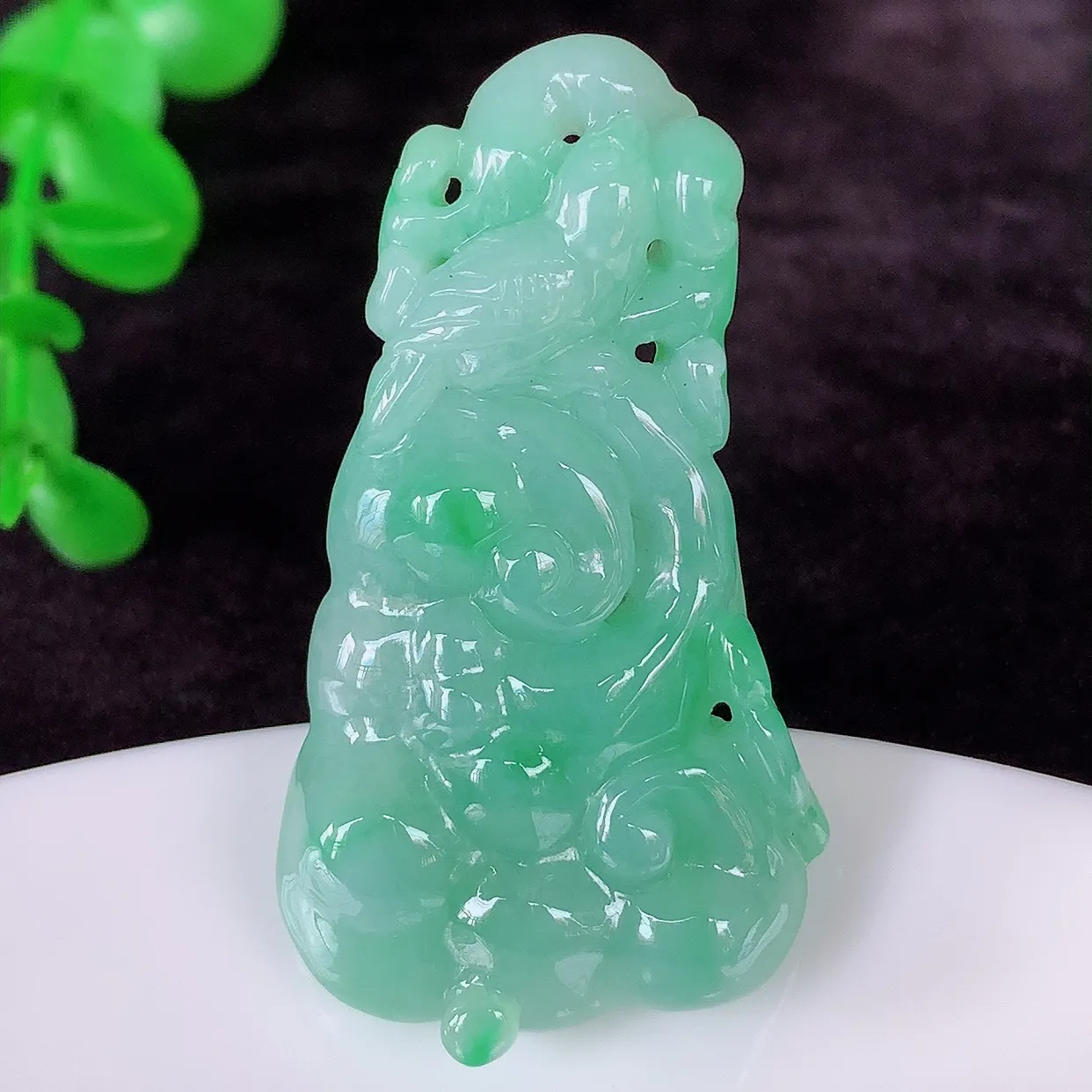 自然光实拍，冰润冰糯种飘绿翡翠如意吊坠，翡翠如意，上身效果非常美，饱满大气，工艺美，万事如意，如意一