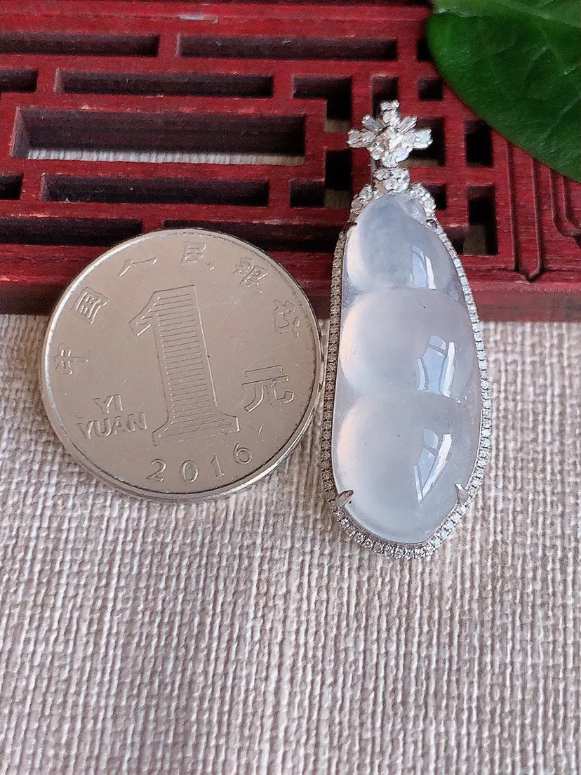 a货翡翠老坑冰种18K金伴钻镶嵌白月光四季豆福豆平安豆吊坠 尺寸41.3×14×9裸石30.4×12mm 重量6.50g 0622