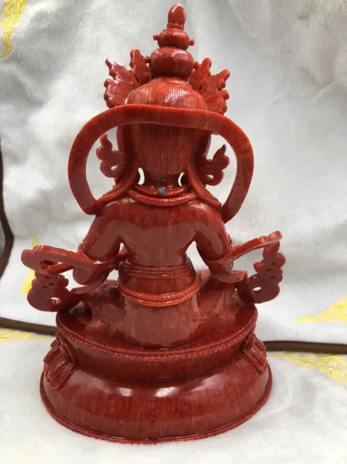 【天然红珊瑚财神大摆件】西班牙产地，科西卡珊瑚料，深红颜色，釆用台湾拼接手工工艺，精雕细镂，底部有开孔可藏经文，手工工序复杂，高约23厘米，宽约17厘米，厚10厘米，总重1800克！大摆件红珊瑚财神，天然绿松石点缀！收藏供奉价值高！