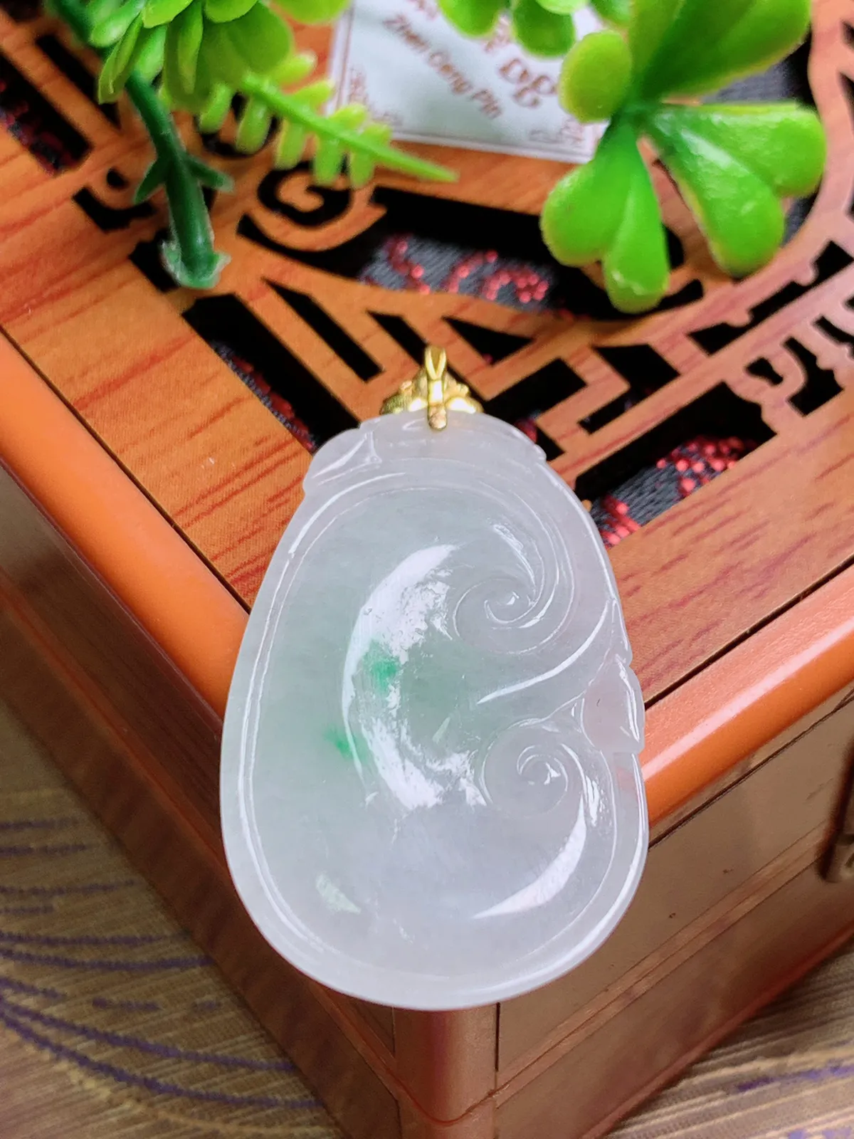 精品推荐，缅甸天然A货翡翠，18K金扣镶嵌冰种飘绿如意吊坠，种水好，颜色鲜艳，玉质水润细腻，工艺精湛，佩戴效果更佳。