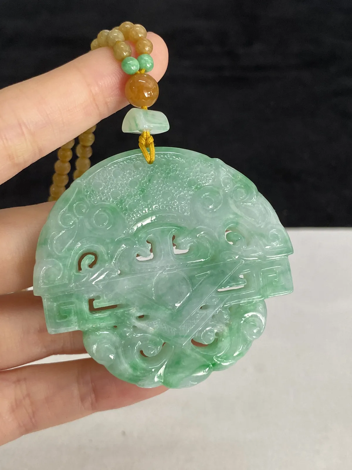 翡翠冰糯种飘绿平安扣，配珠未测