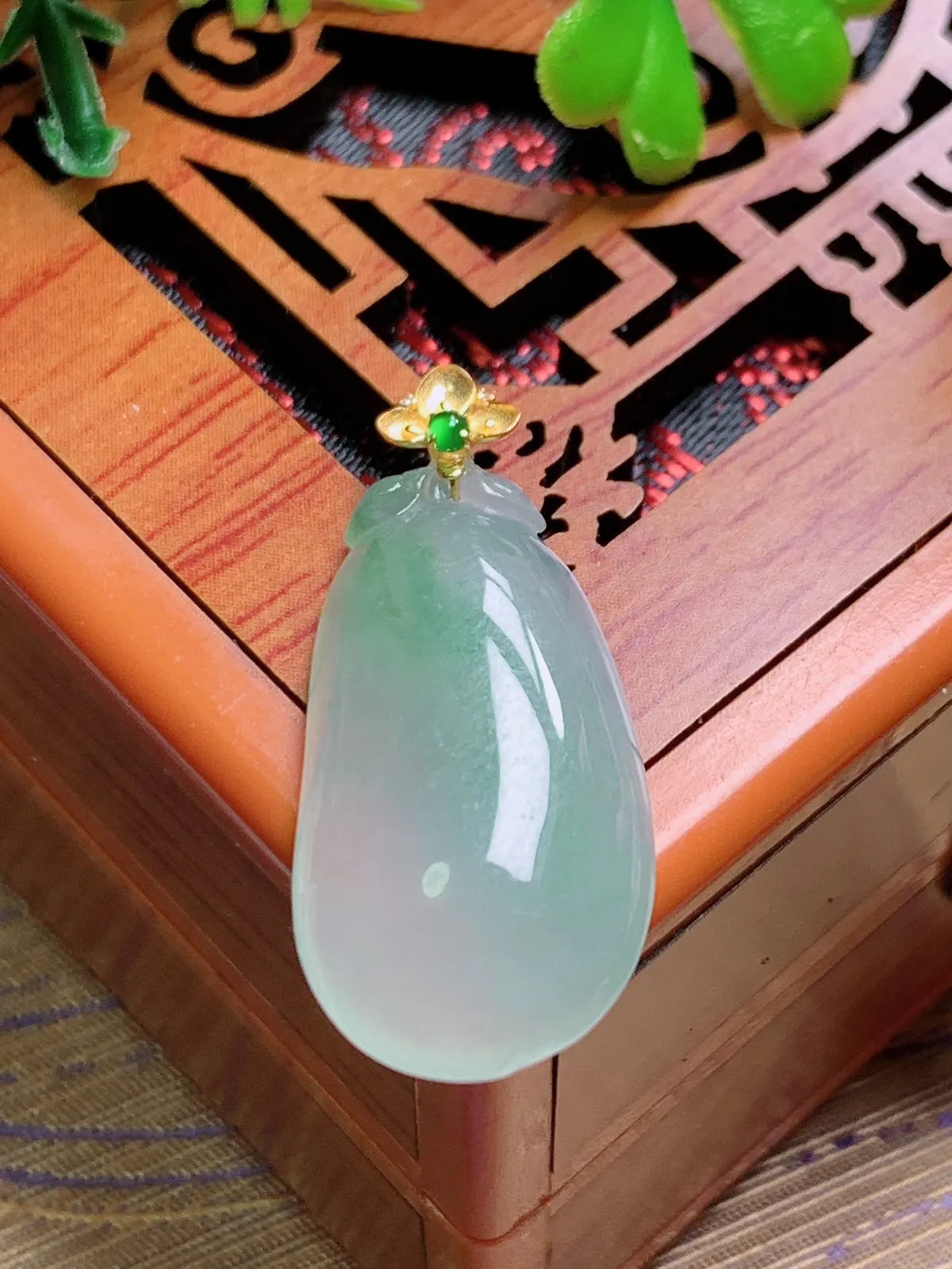 精品推荐，缅甸天然A货翡翠，18K金扣镶嵌冰种飘绿福瓜吊坠，种水好，颜色鲜艳，玉质水润细腻，工艺精湛