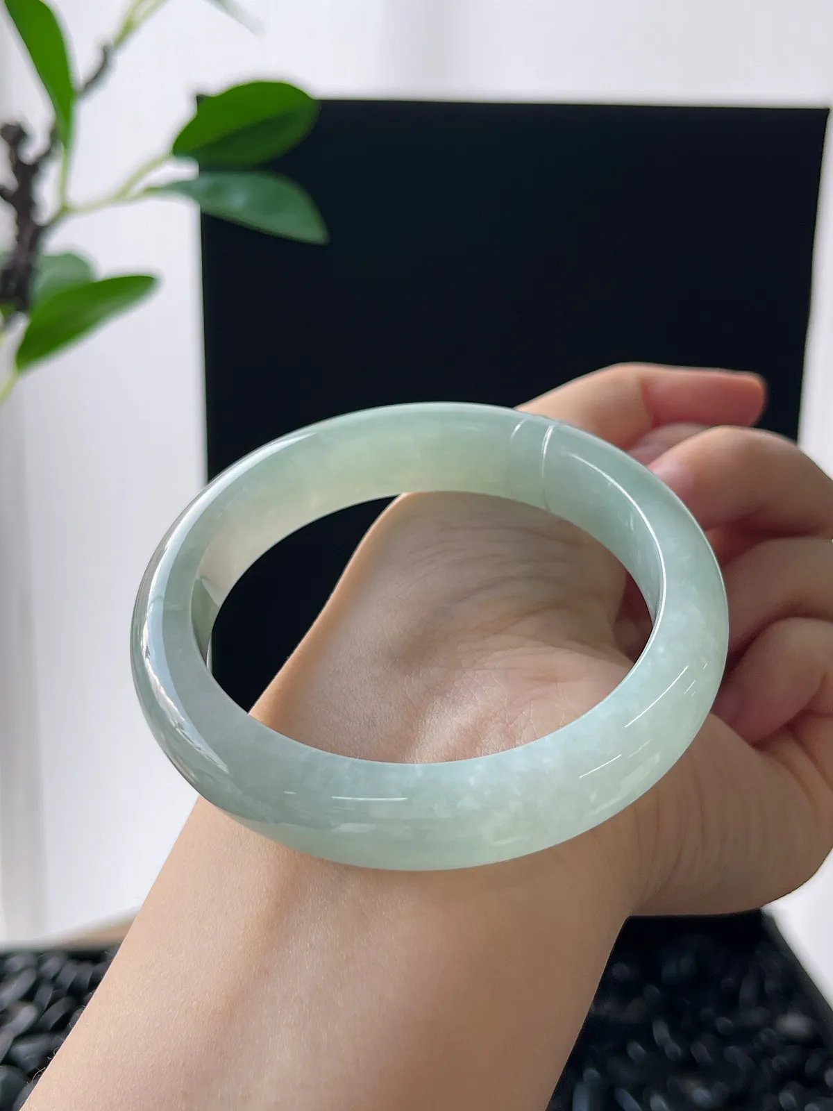 正圈56.2圈口，翡翠冰糯种淡绿手镯