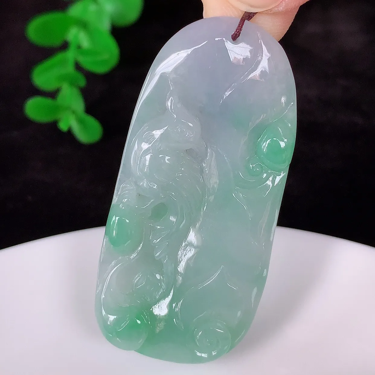 自然光实拍，冰润冰糯种春彩翡翠喜上眉梢吊坠，种老水足，翠色灵动，寓意美好，佩戴时尚出众！#41.21