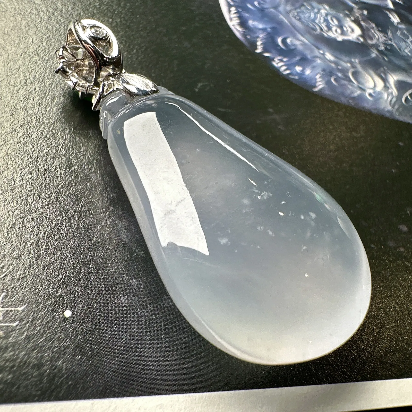 【冰种福瓜吊坠】种水上乘，晶莹剔透，纯净通透，莹光感很强。18k金钻镶嵌，裸石尺寸41*27*13.7毫米