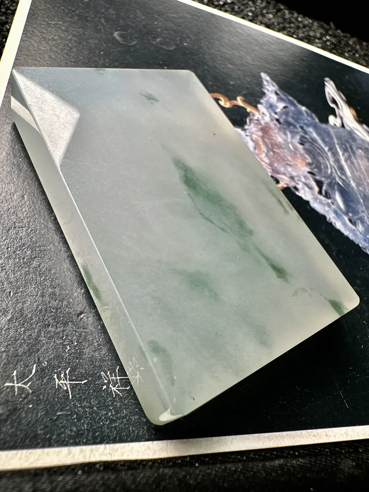 【冰种飘花无事牌】很大很厚装，质地细腻，冰度很足，种相当老