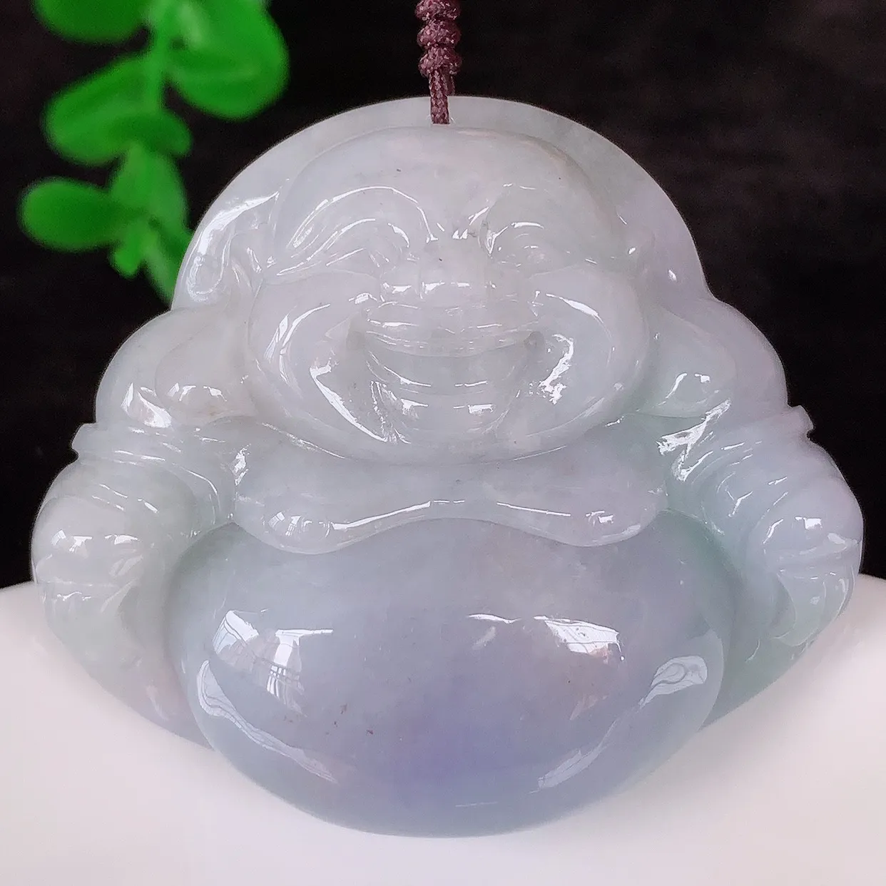 自然光实拍，大件厚装冰润冰糯种紫罗兰翡翠佛公吊坠，饱满， 佛公亦保平安，寓意有福（佛公）相伴，配戴优