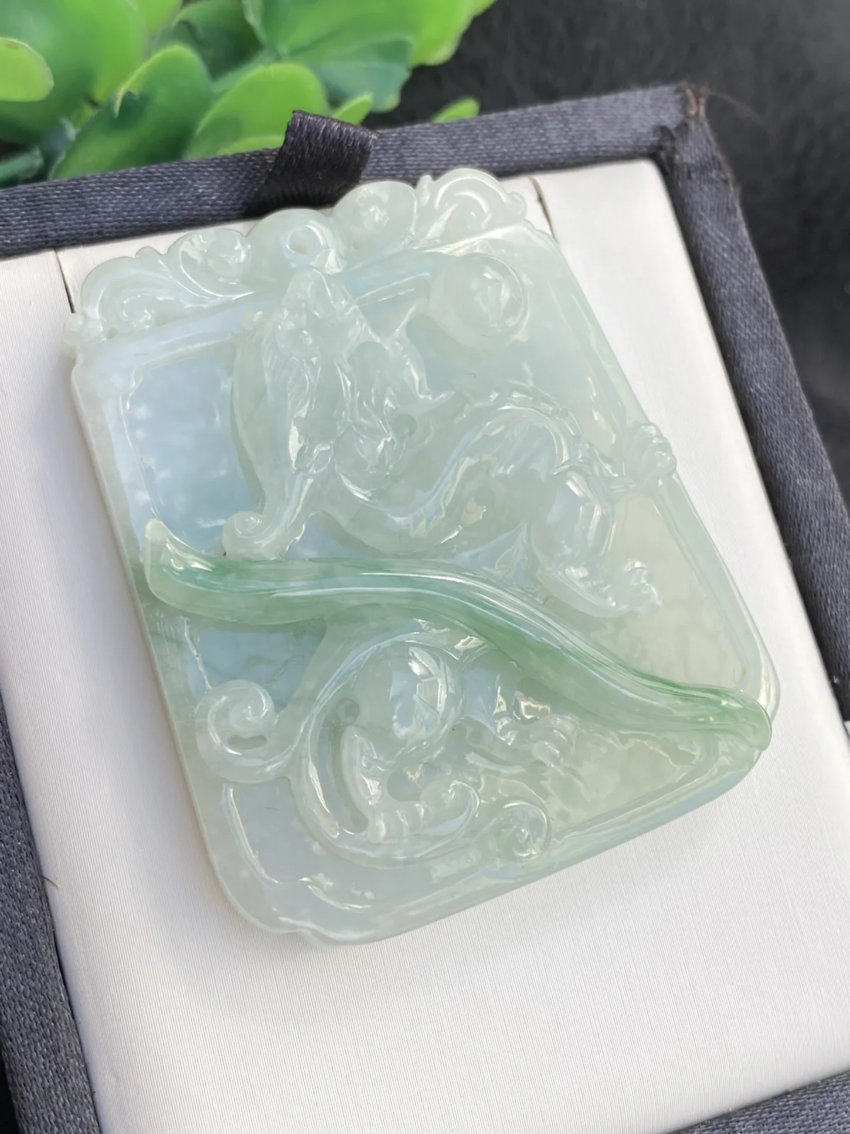 推荐【飘绿古龙牌】背面小避雕，水润，细腻，冰润，厚装，品相佳～