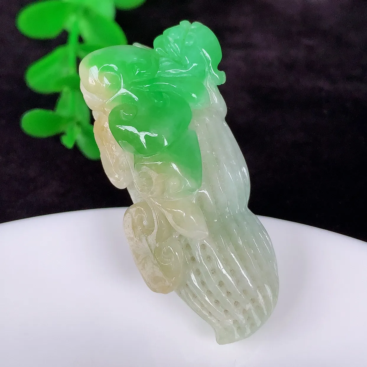 自然光实拍，厚装冰润冰糯种双彩黄加绿飘阳绿翡翠花生吊坠，好事发生，种老水足，翠色灵动，寓意美好，佩戴