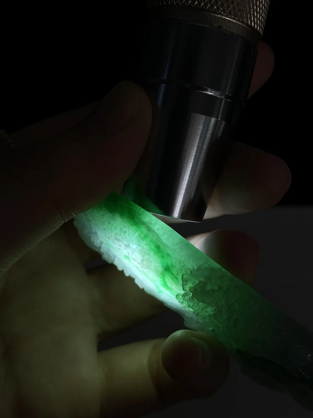 翡翠冰糯种飘绿吊坠，配珠未测