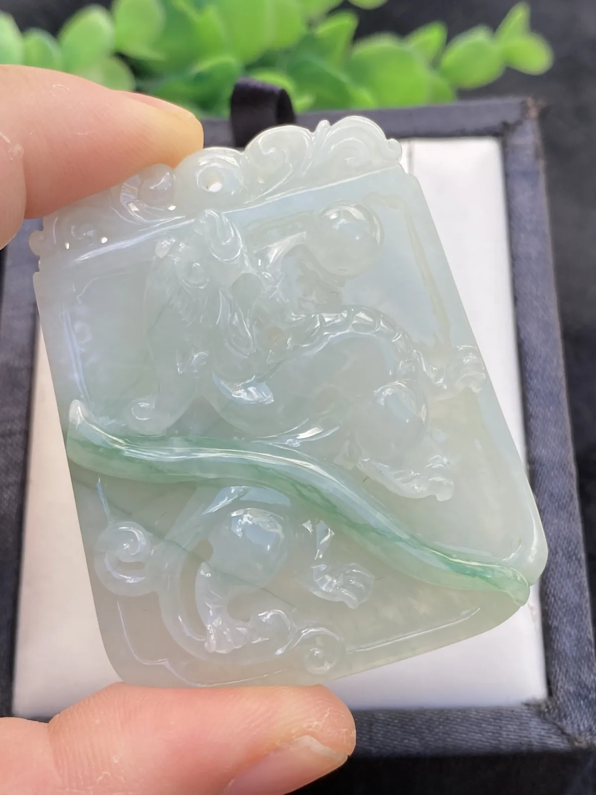 推荐【飘绿古龙牌】背面小避雕，水润，细腻，冰润，厚装，品相佳～