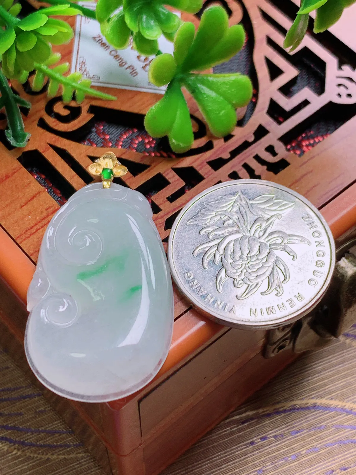 精品推荐，缅甸天然A货翡翠，18K金扣镶嵌冰种飘绿如意吊坠，种水好，颜色鲜艳，玉质水润细腻，工艺精湛，佩戴效果更佳。