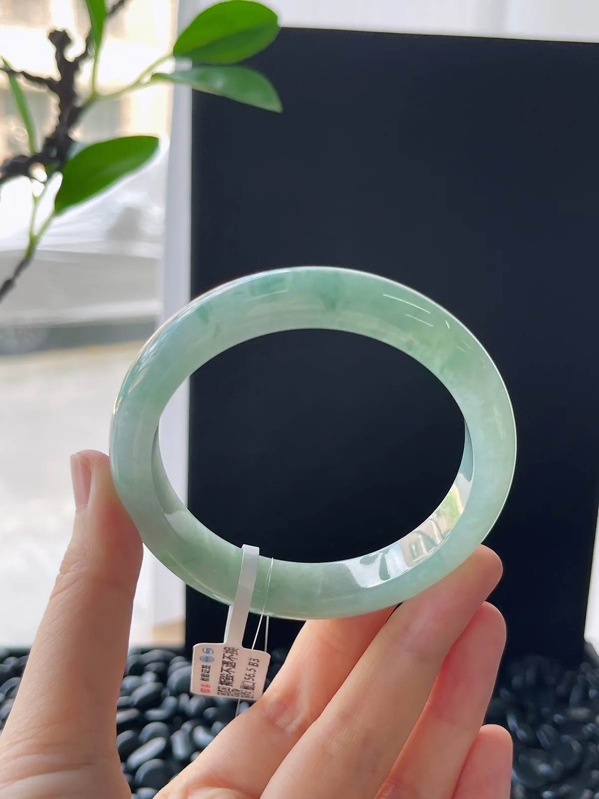 正圈57圈口，翡翠糯化种浅绿色手镯