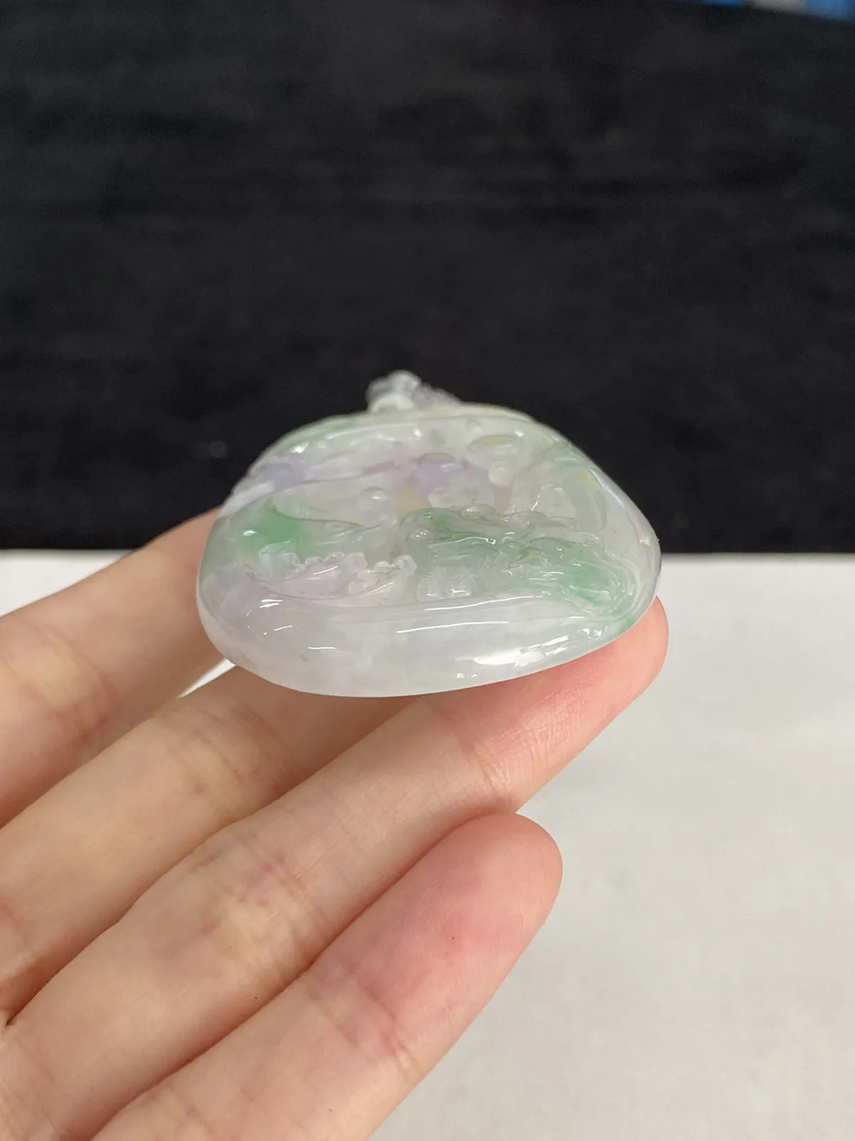 翡翠糯化种飘绿吊坠，配珠未测