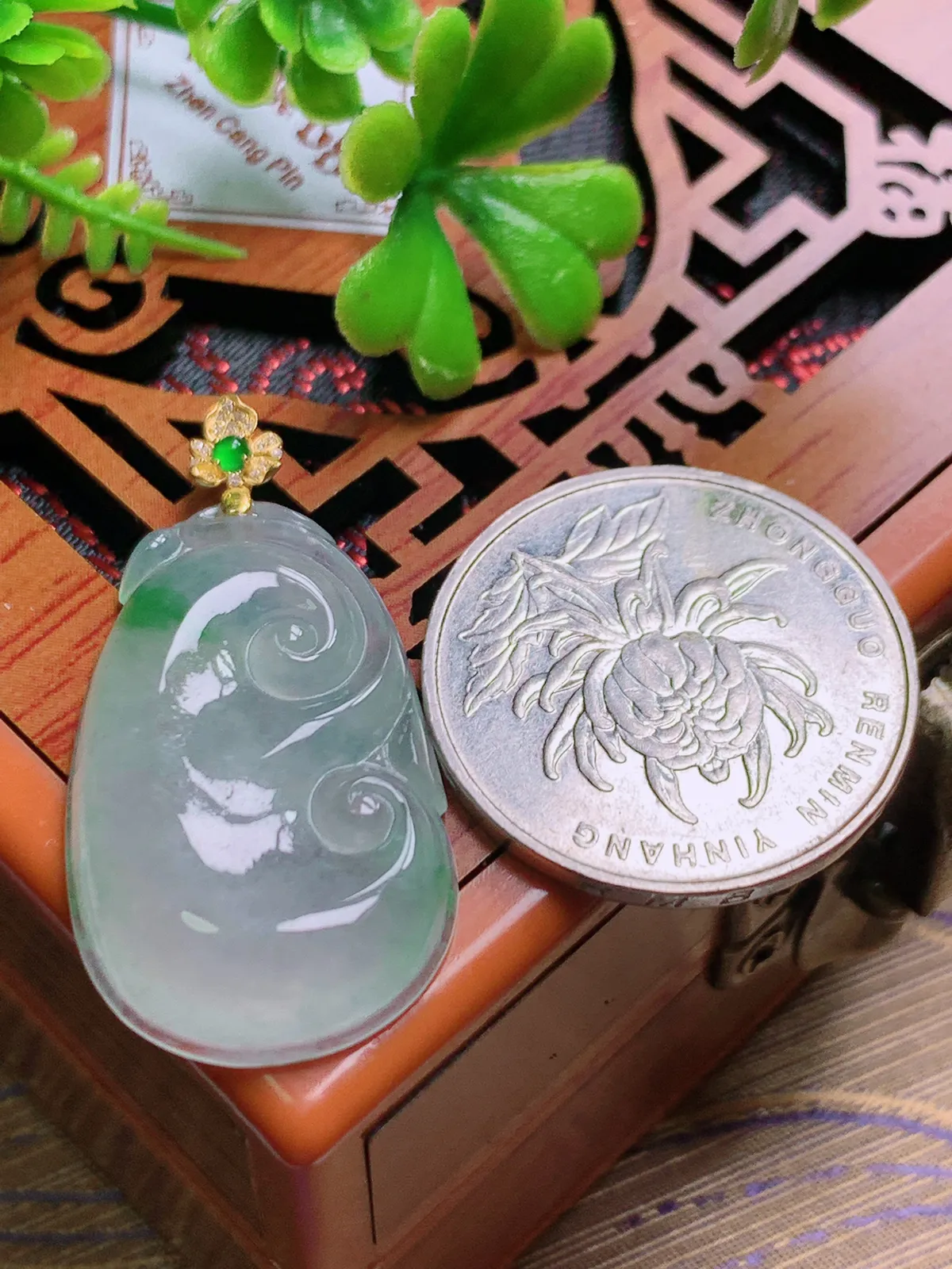 精品推荐，缅甸天然A货翡翠，18K金扣镶嵌冰种飘绿花如意吊坠，种水好，颜色鲜艳，玉质水润细腻，工艺精湛，佩戴效果更佳。