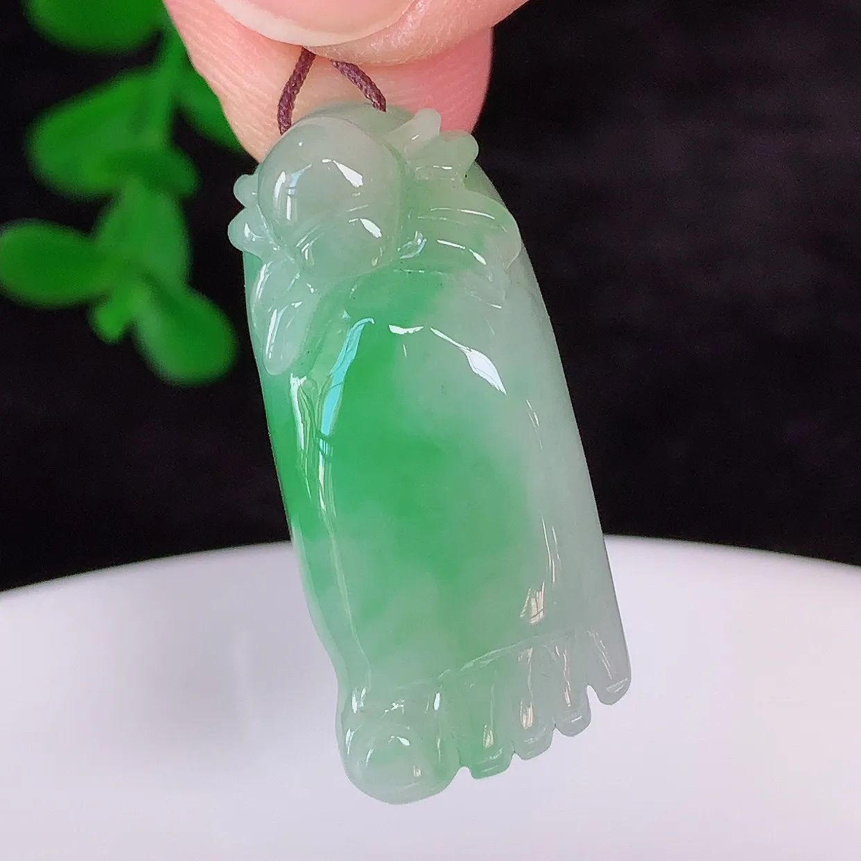 自然光实拍，冰润冰糯种飘阳绿翡翠知足常乐吊坠，种老水足，翠色灵动，寓意美好，佩戴时尚出众！#87.2