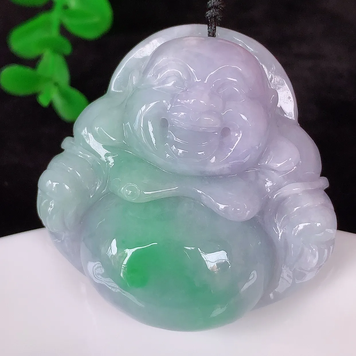 自然光实拍，大件厚装冰润冰糯种春彩翡翠佛公吊坠，饱满， 佛公亦保平安，寓意有福（佛公）相伴，配戴优雅迷人！#41.21