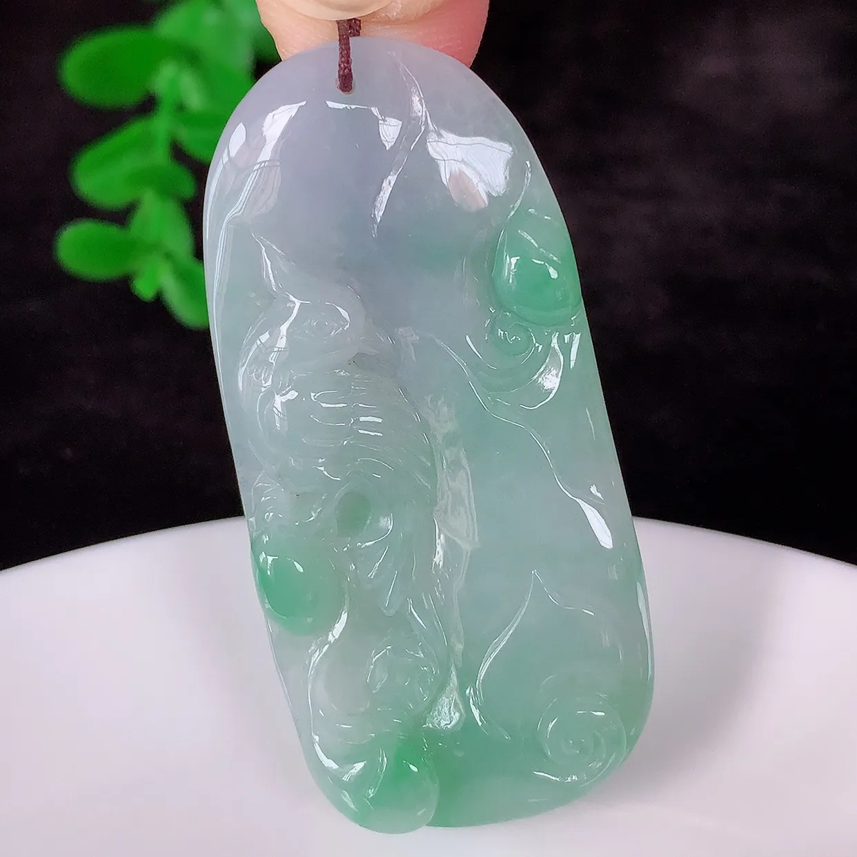 自然光实拍，冰润冰糯种春彩翡翠喜上眉梢吊坠，种老水足，翠色灵动，寓意美好，佩戴时尚出众！#41.21