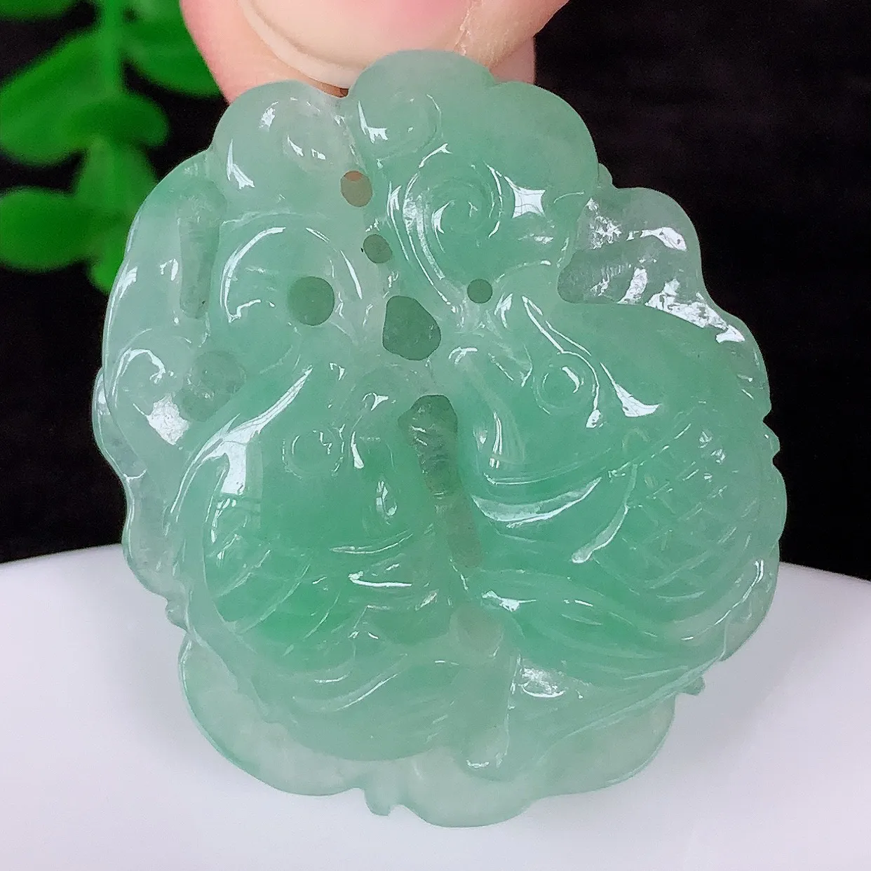 自然光实拍，冰润冰糯种飘绿翡翠年年有余，自由自在玉吊坠，寓意财源广进，雕工婉约，栩栩如生，佩戴优雅迷人！#51.21