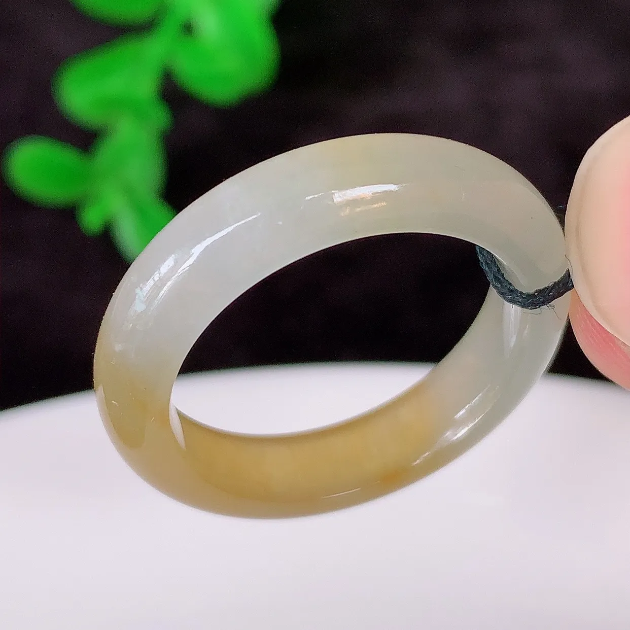 自然光实拍，冰润冰黄翡18.2mm内径翡翠指环，玉戒指，玉质莹润，好精美好冰润的指环，18圈口，上手纤巧！#1.21