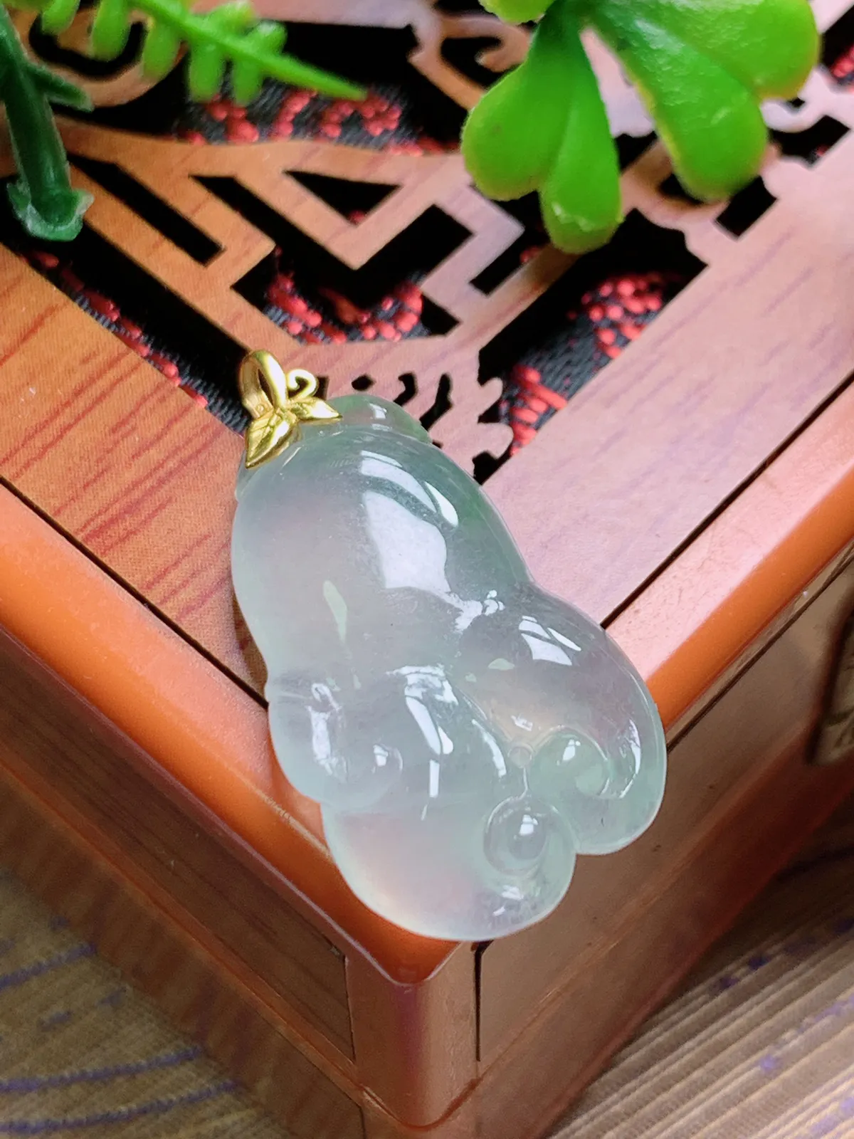 精品推荐，缅甸天然A货翡翠，18K金扣镶嵌冰种佛手吊坠，种水好，颜色鲜艳，玉质水润细腻，工艺精湛，佩