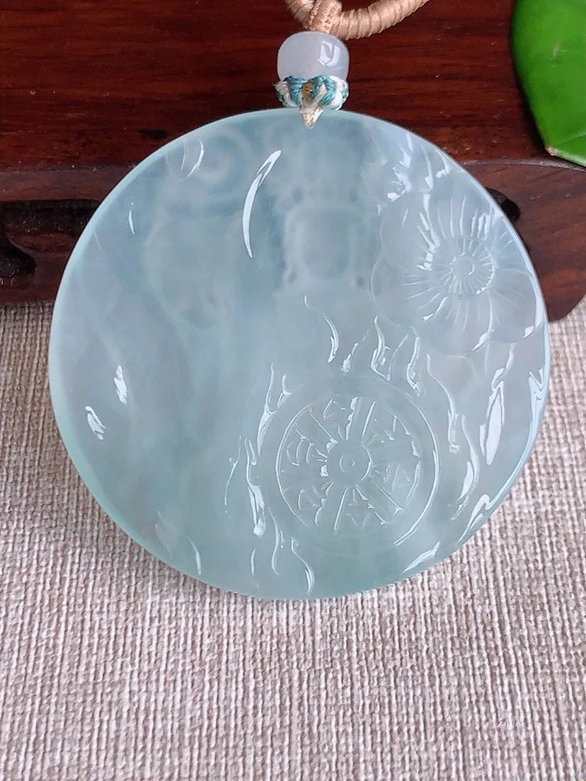 a货翡翠老坑冰种虚空藏菩萨吊坠 尺寸50.5×5mm 重量33.18g 0622