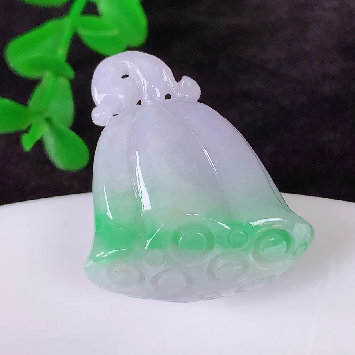 自然光实拍，冰润冰糯种春彩翡翠招财莲蓬吊坠，水润精细，寓意路路都通，有着促进事业有运！#02.21