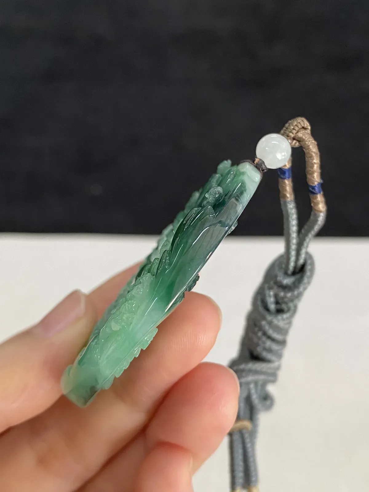 翡翠冰糯种浅绿色山水牌，配珠未测
