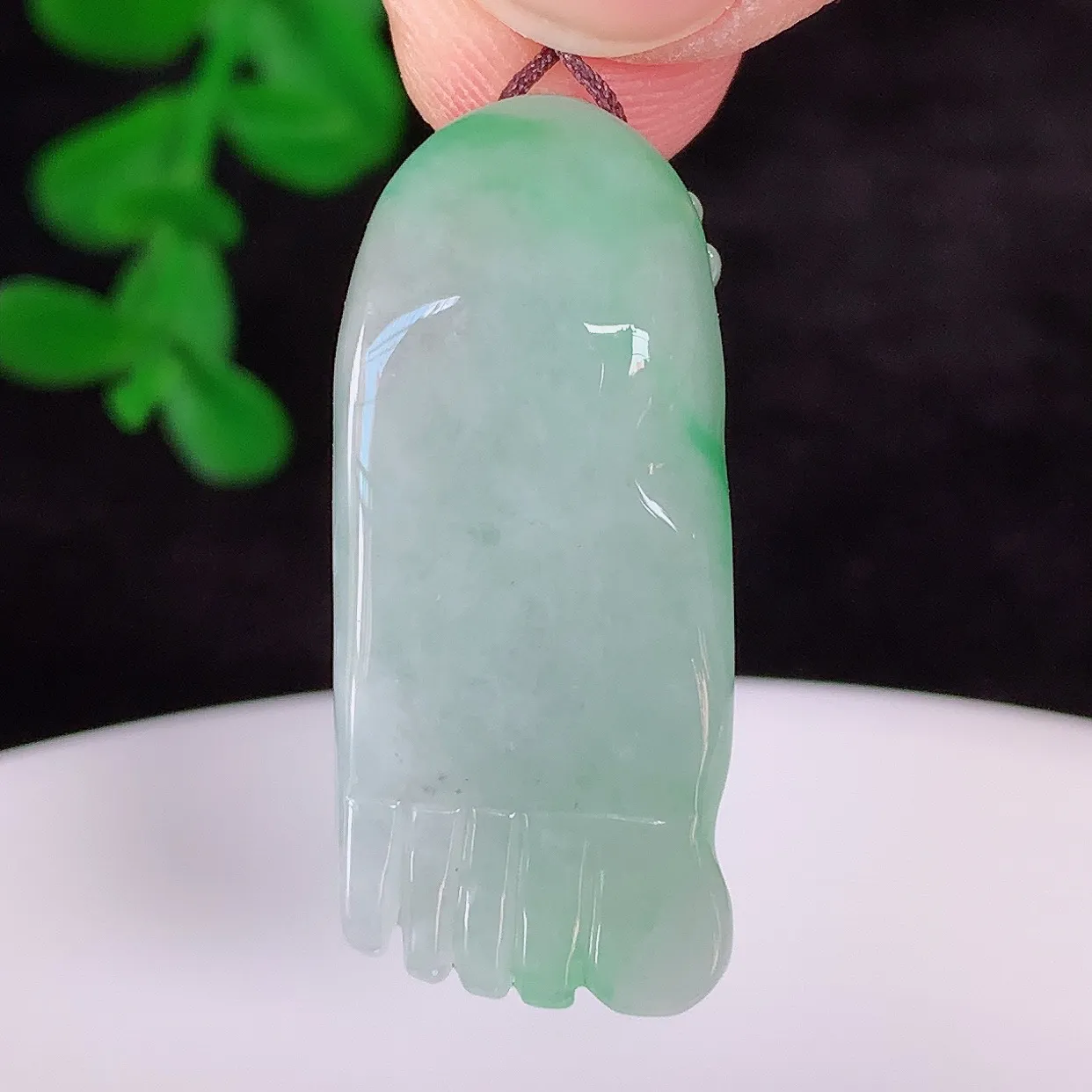 自然光实拍，冰润冰糯种飘阳绿翡翠知足常乐吊坠，种老水足，翠色灵动，寓意美好，佩戴时尚出众！#87.21