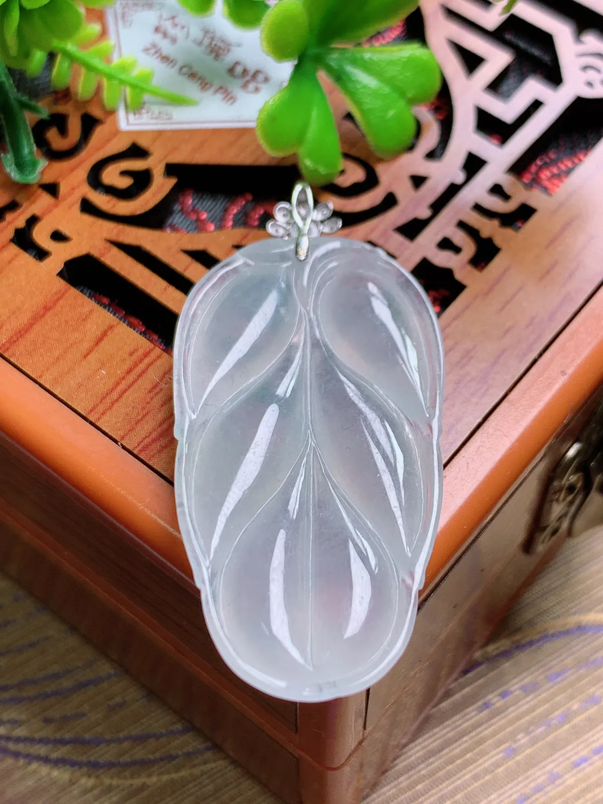 精品推荐，缅甸天然A货翡翠，18K金扣镶嵌冰种叶子吊坠，种水好，颜色鲜艳，玉质水润细腻，工艺精湛，佩戴效果更佳。