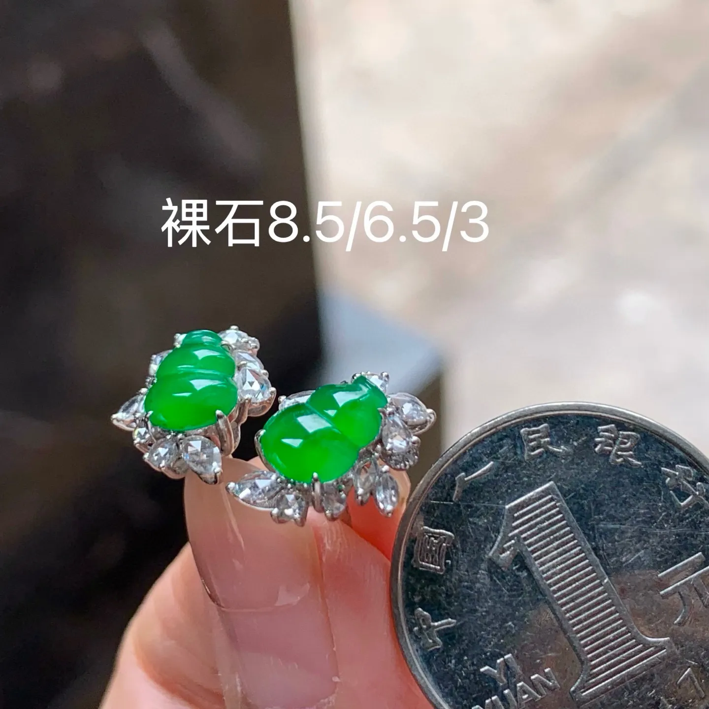 冰种辣绿葫芦耳钉
真金镶嵌 精致