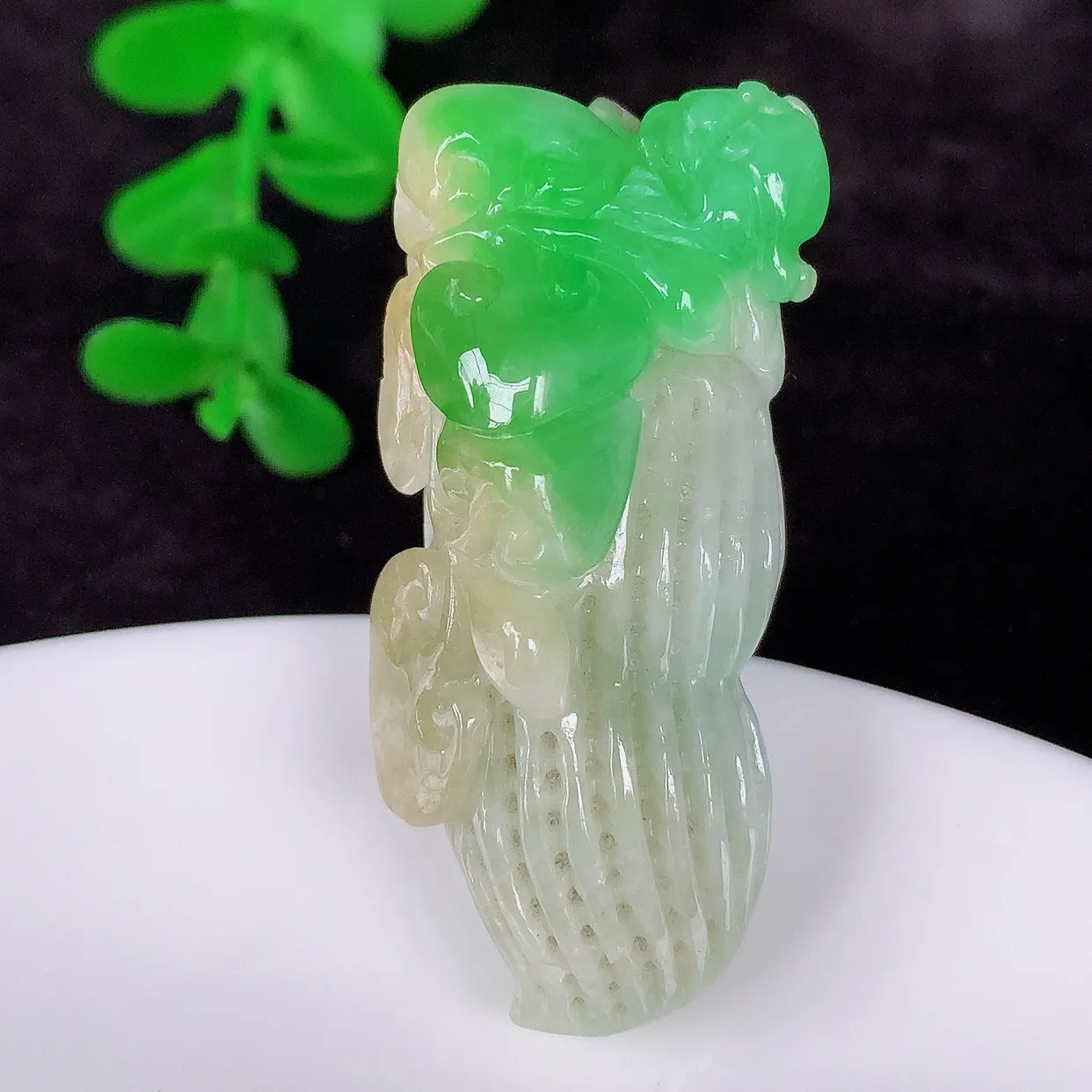 自然光实拍，厚装冰润冰糯种双彩黄加绿飘阳绿翡翠花生吊坠，好事发生，种老水足，翠色灵动，寓意美好，佩戴