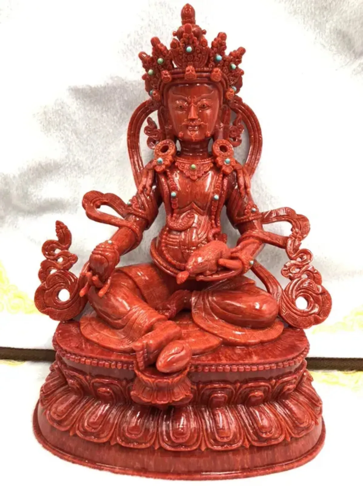 【天然红珊瑚财神大摆件】西班牙产地，科西卡珊瑚料，深红颜色，釆用台湾拼接手工工艺，精雕细镂，底部有开孔可藏经文，手工工序复杂，高约23厘米，宽约17厘米，厚10厘米，总重1800克！大摆件红珊瑚财神，天然绿松石点缀！收藏供奉价值高！