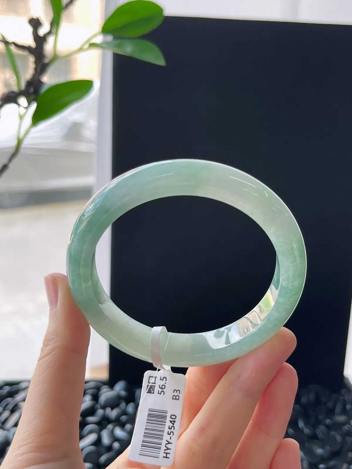 正圈57圈口，翡翠糯化种浅绿色手镯