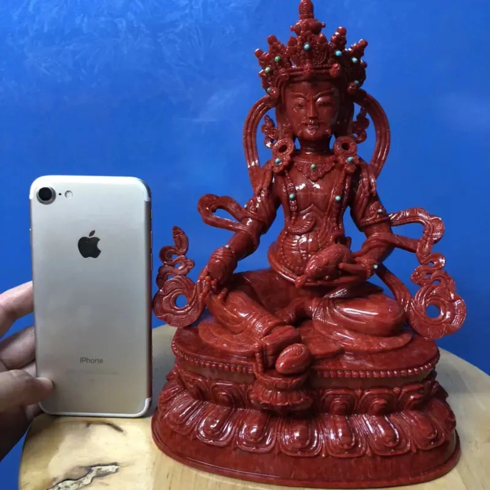 【天然红珊瑚财神大摆件】西班牙产地，科西卡珊瑚料，深红颜色，釆用台湾拼接手工工艺，精雕细镂，底部有开孔可藏经文，手工工序复杂，高约23厘米，宽约17厘米，厚10厘米，总重1800克！大摆件红珊瑚财神，天然绿松石点缀！收藏供奉价值高！
