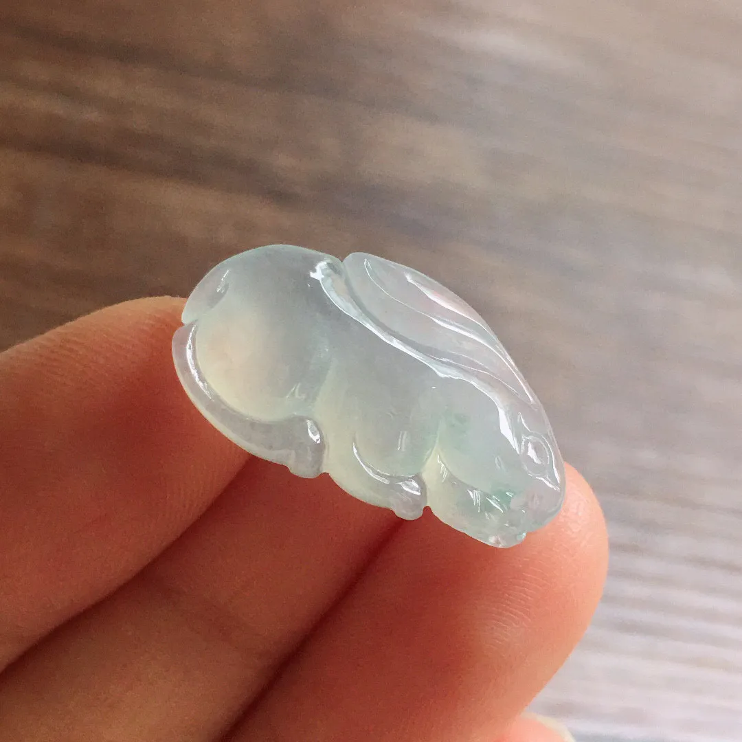 冰种小兔，冰润细腻，品相可爱，种水足，整体尺寸24*13.4*5.6