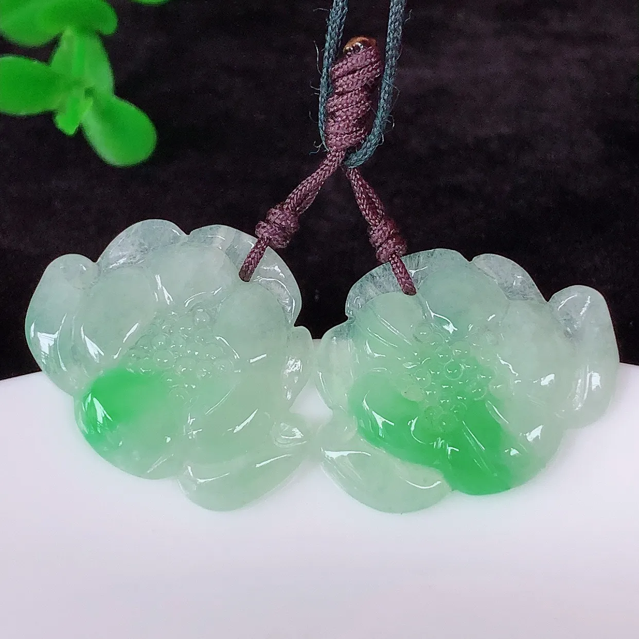 自然光实拍，冰润冰飘阳绿翡翠莲花吊坠，种老水足，翠色灵动，寓意美好，佩戴时尚出众！#41.21