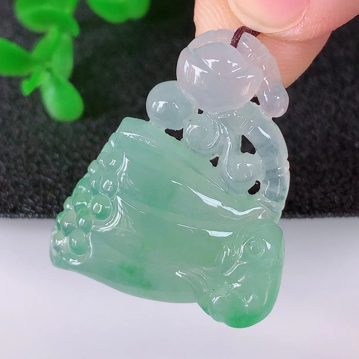 自然光实拍，冰润冰种飘绿翡翠招财莲蓬吊坠，水润精细，寓意路路都通，有着促进事业有运！#02.21